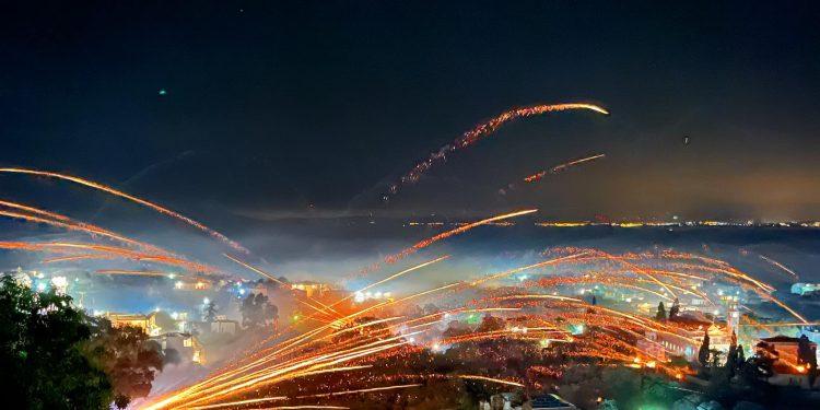 Ο ρουκετοπόλεμος της Χίου και οι δύο αντίπαλες ενορίες