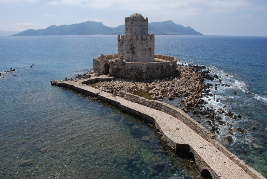 Το ιστορικό κάστρο που χτίστηκε πάνω στην θάλασσα