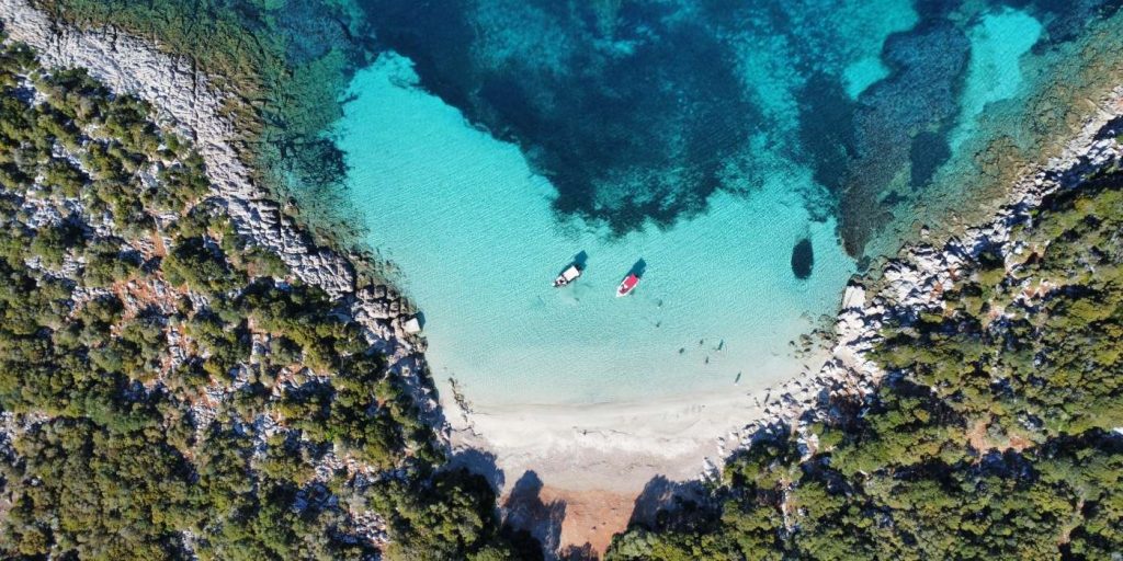 Η πιο ρομαντική παραλία σε σχήμα καρδιάς