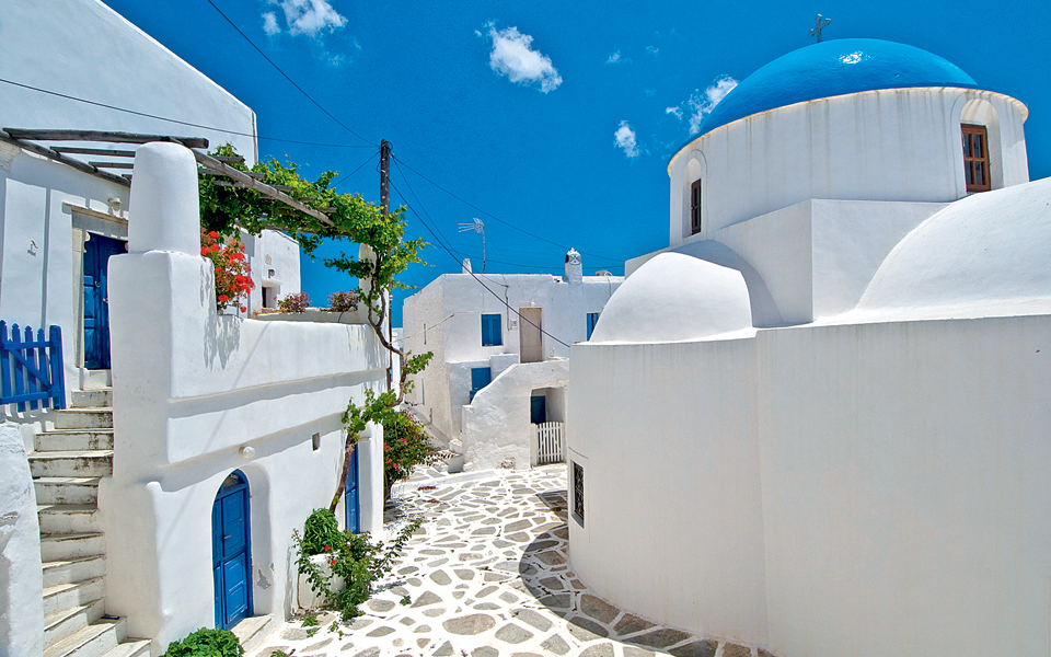 Ζήσε φέτος όλη την νησιώτικη εμπειρία σε αυτό το κατάλευκο κυκλαδίτικο νησί