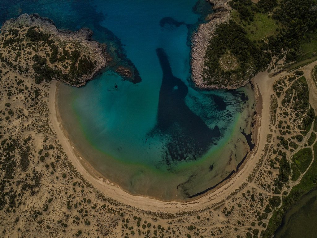Η σπάνια παραλία που σχηματίζει κοχύλι
