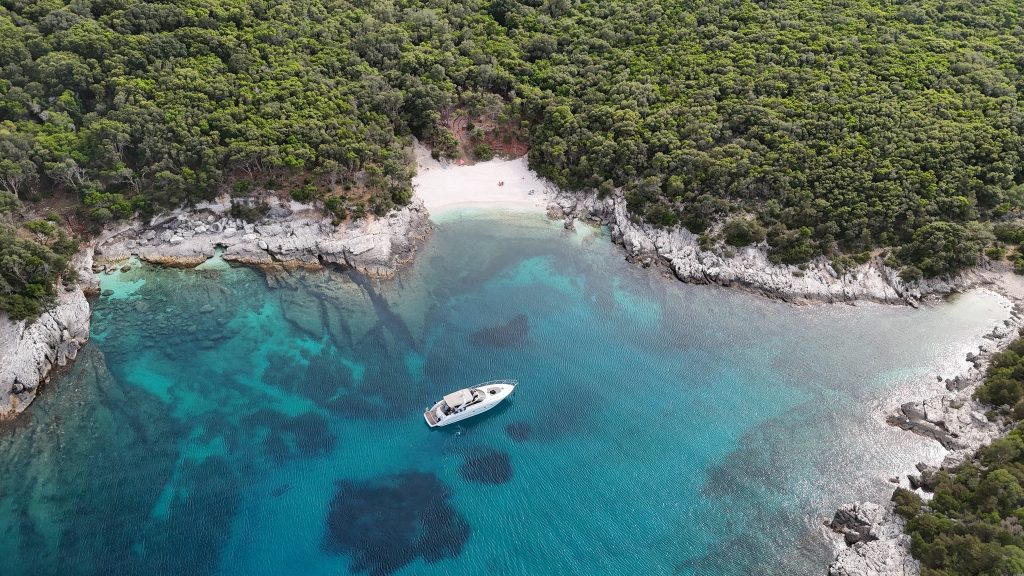 Ζήσε την εμπειρία κάνοντας βουτιές σε γαλαζοπράσινα νερά