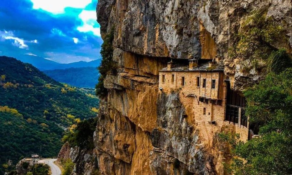 Ένα μοναστήρι μέσα στον βράχο