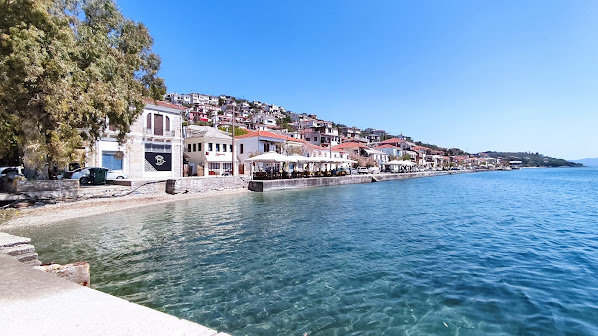 Αμφιθεατρικό χωριό πάνω στην θάλασσα