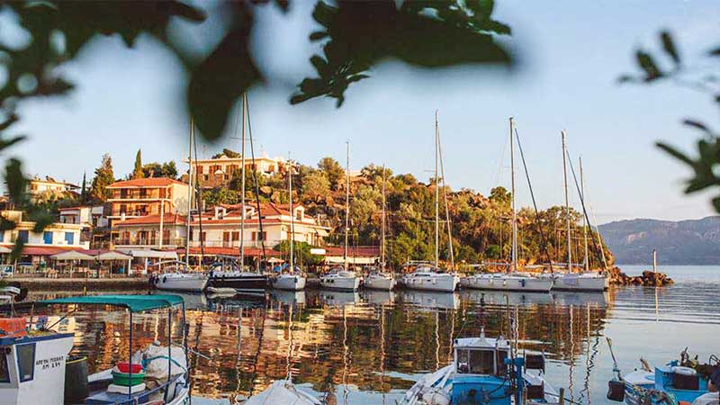 Το γραφικό λιμανάκι που υπόσχεται γαλήνιες διακοπές δίπλα στην θάλασσα