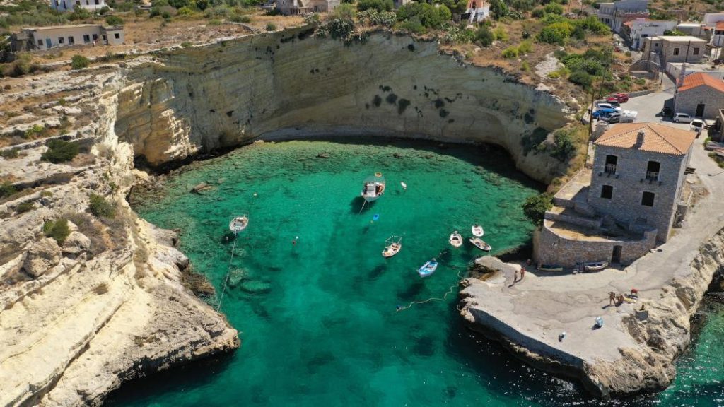 Ένας παραθαλάσσιος μικρός οικισμός που θυμίζει καλοκαίρι